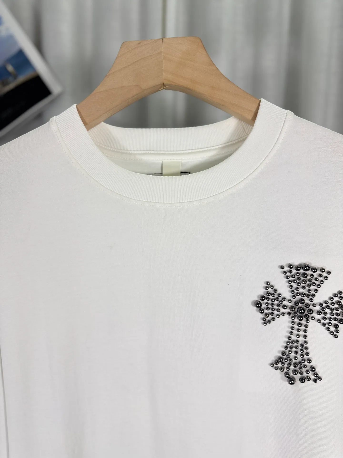 P250 top version, real shot without P, ​​different from market currency) 𝗖𝗵𝗿𝗼𝗺𝗲 𝗛𝗲𝗮𝗿𝘁𝘀/Cro Heart 2025 Autumn and Winter Horseshoe Cross Print Pearl Compass Couple Casual Long Sleeve 👑The highest version! Customized fabric 320g fabric! Horseshoe cross print pearl compass patch embroidery and exquisite embroidery of letters! The best-selling model in the counter, very comfortable to wear. Accessories: original molded and authenticated collar label➕100% silk wash label. Genuine purchase-grade original hangtag➕matching hanging rope➕3D hanging beads➕original packaging bag. Craftsmanship: The original version has consistent wiring! The highest version of the armhole matching technique! Color: Blue Black Size: S M L XL Style No.: 5171